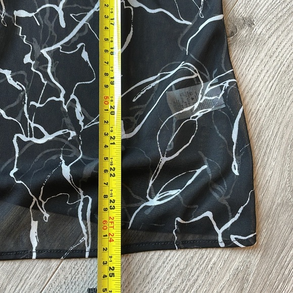 Lauras black &white floral Kimono with with 3/4 sleeves & flared cuffs shrug . - Picture 8 of 8